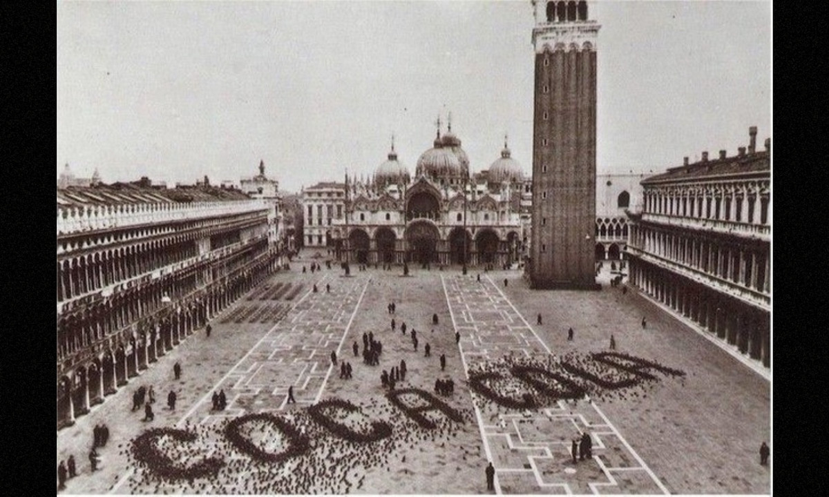 Quảng cáo Coca-Cola ở Venice: Venice nổi tiếng với số lượng chim bồ câu ở đó. Vào năm 1960, Coca-Cola đã sử dụng nó cho chiến dịch quảng cáo của họ: họ rải hạt giống để những con chim bồ câu bay đến ăn và chúng đã tạo ra một dòng chữ Coca-Cola khổng lồ. (Nguồn: Brightside)