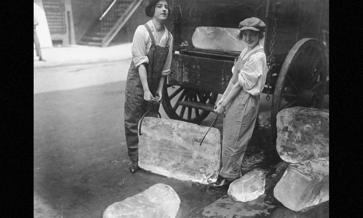 Cô gái giao nước đá, 1918: trong quá khứ, công việc khó khăn mà đáng ra đàn ông phải làm lại vào tay phụ nữ. (Nguồn: Brightside)