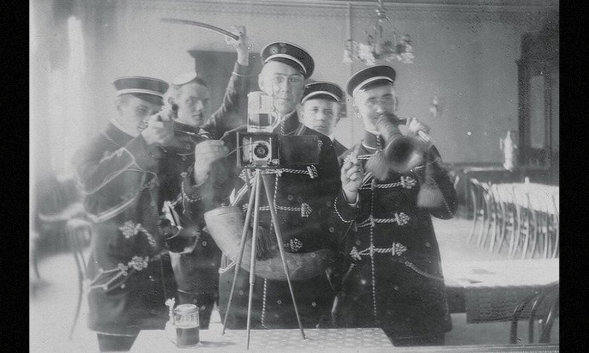 Những người Đức selfie trước gương, 1912. (Nguồn: Brightside)