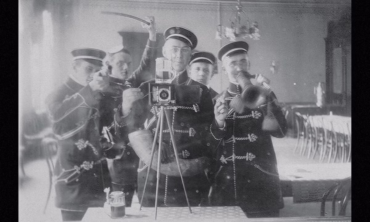 Những người Đức selfie trước gương, 1912. (Nguồn: Brightside)