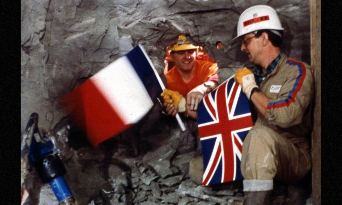 Các kỹ sư đường hầm của Anh và Pháp chào nhau tại điểm đột phá trong Đường hầm Kênh, 1990. (Nguồn: Brightside)