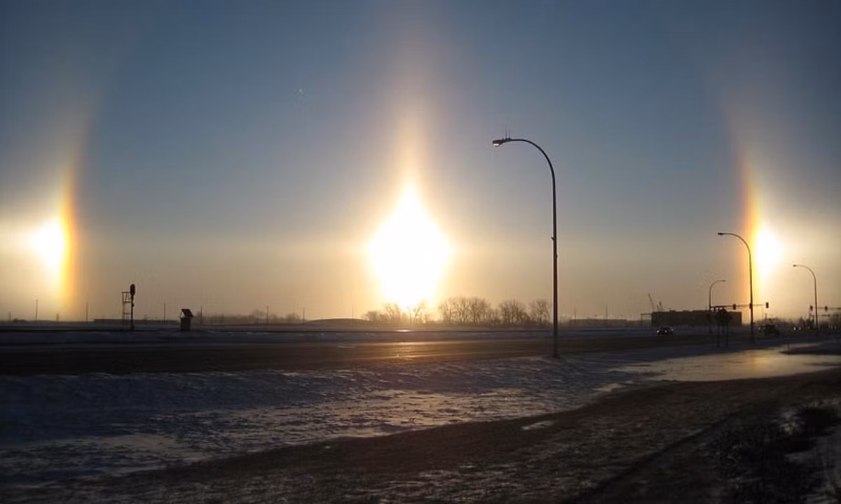 1. Mặt trời giả: Như lửa cầu vồng, Mặt trời giả là ánh hào quang khổng lồ trên trời do khúc xạ liên quan tới những tinh thể băng trong khí quyển, có khi trông giống như có 3 Mặt Trời, xảy ra khá nhiều trên thế giới. Nguồn: toplist.vn.