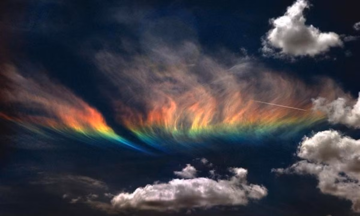 2. Cầu vồng lửa Idaho: là một hiện tượng thiên nhiên hiếm gặp. Nó được sinh ra khi ánh sáng đi xuyên qua các đám mây xoắn ở trên cao và chỉ khi mặt trời ở rất cao, trên 58 độ so với đường chân trời, chúng ta mới có thể chứng kiến hiện tượng thú vị này. Nguồn: Dân Việt.