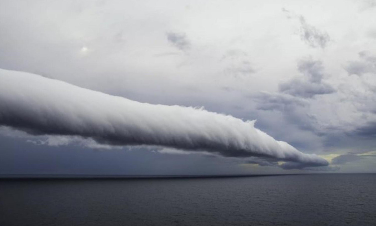 5.Mây hình ống: những đám mây hình ống là hiện tượng tự nhiên rất hiếm, nó thường xuất hiện trước những cơn bão. Mây hình ống là một kiểu khác của mây cung - trông nó như một ống khói che ngang bầu trời. Nguồn: toplist.vn.