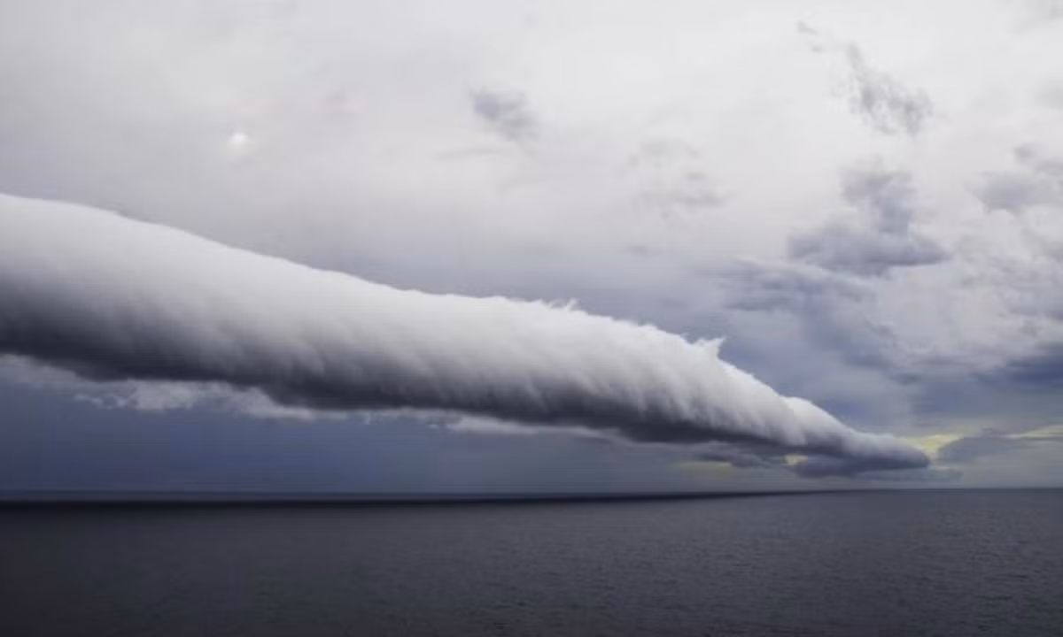 5.Mây hình ống: những đám mây hình ống là hiện tượng tự nhiên rất hiếm, nó thường xuất hiện trước những cơn bão. Mây hình ống là một kiểu khác của mây cung - trông nó như một ống khói che ngang bầu trời. Nguồn: toplist.vn.