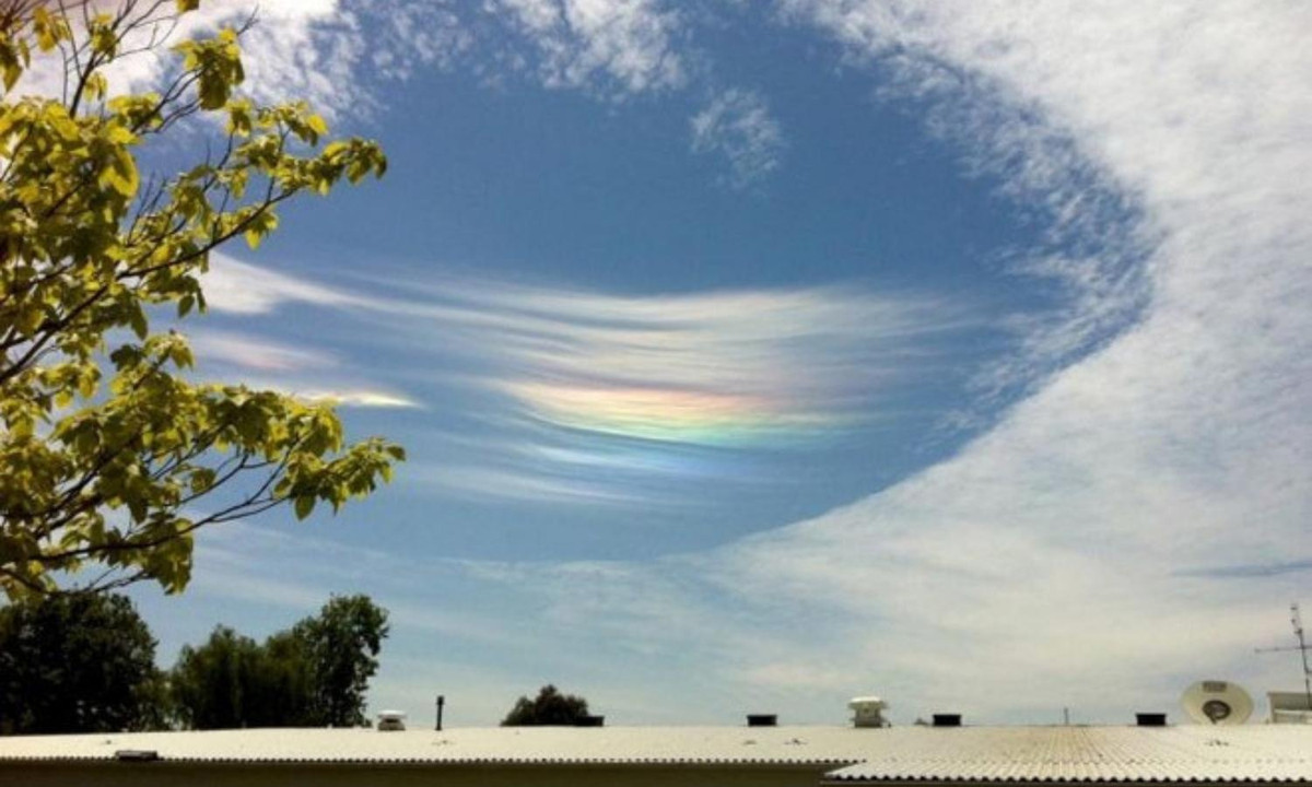 7. Lỗ mây: là một khoảng trống hình tròn lớn xuất hiện trong các đám mây. Khi một phần đám mây đóng băng, nó sẽ gây ra hiệu ứng dây chuyền khiến cho hơi nước xung quanh nó cũng đóng băng và rơi xuống tạo ra một cái lỗ. Đây là một hiện tượng hiếm gặp. Nguồn: toplist.vn. 