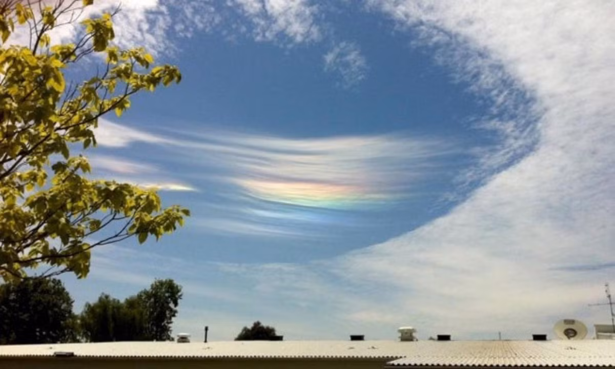 7. Lỗ mây: là một khoảng trống hình tròn lớn xuất hiện trong các đám mây. Khi một phần đám mây đóng băng, nó sẽ gây ra hiệu ứng dây chuyền khiến cho hơi nước xung quanh nó cũng đóng băng và rơi xuống tạo ra một cái lỗ. Đây là một hiện tượng hiếm gặp. Nguồn: toplist.vn. 