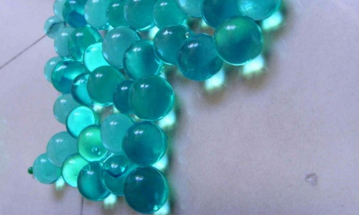 9. Cơn mưa cầu xanh: hiện tượng những quả cầu xanh xuất hiện tại Anh là một trong những hiện tượng thiên nhiên kỳ lạ. Những quả cầu có màu xanh dương với bề ngoài cứng, bên trong mềm nhưng lại có cảm giác khá trơn khi cầm trong tay. Nguồn: toplist.vn. 