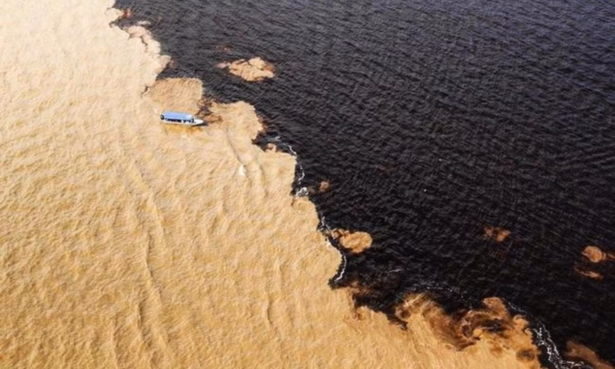 6. Nước biển hai màu: hiện tượng này xảy ra ở vùng biển cực bắc của Đan Mạch, nó có hai dòng thủy triều gặp nhau tại một điểm làm cho nước biển có hai màu đậm nhạt khác nhau. Do có mật độ và tỉ trọng khác nhau nên hai dòng thủy triều đối đầu nhau nhưng không bao giờ hòa làm một. Nguồn: CafeF.