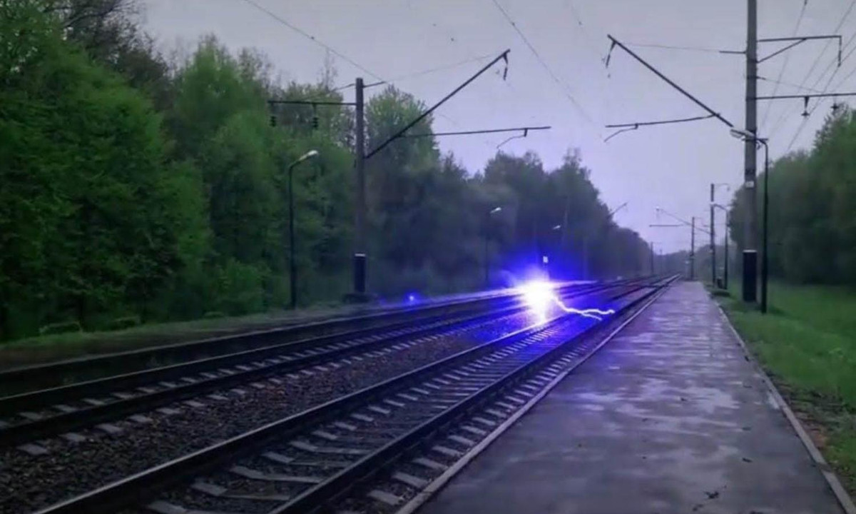 4. Sét hòn: là hiện tượng bí ẩn chưa có lời giải thích. Nó gồm những tia sét hay 1 khối sét có đường kính từ nhỏ đến vài mét thường chuyển động theo chiều ngang với tốc độ vài mét/giây. Nguồn: Vô vàn kiến thức. 