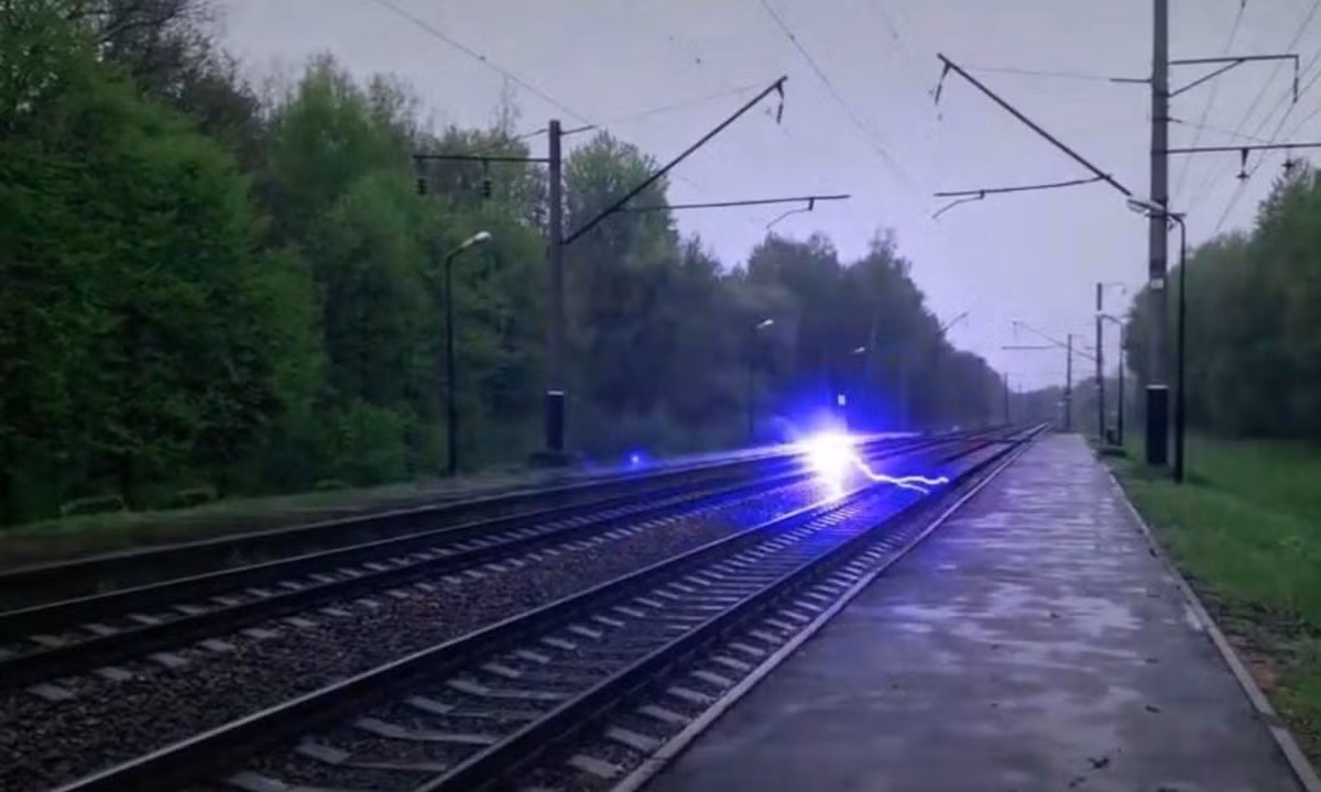 4. Sét hòn: là hiện tượng bí ẩn chưa có lời giải thích. Nó gồm những tia sét hay 1 khối sét có đường kính từ nhỏ đến vài mét thường chuyển động theo chiều ngang với tốc độ vài mét/giây. Nguồn: Vô vàn kiến thức. 