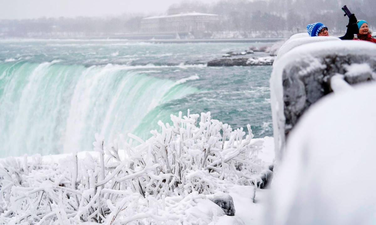 2. Du khách bị cá bay rơi trúng tại Niagara: một trong những điều nguy hiểm khi đến gần thác nước nay là va phải cá bay. (Nguồn: elle.fr)