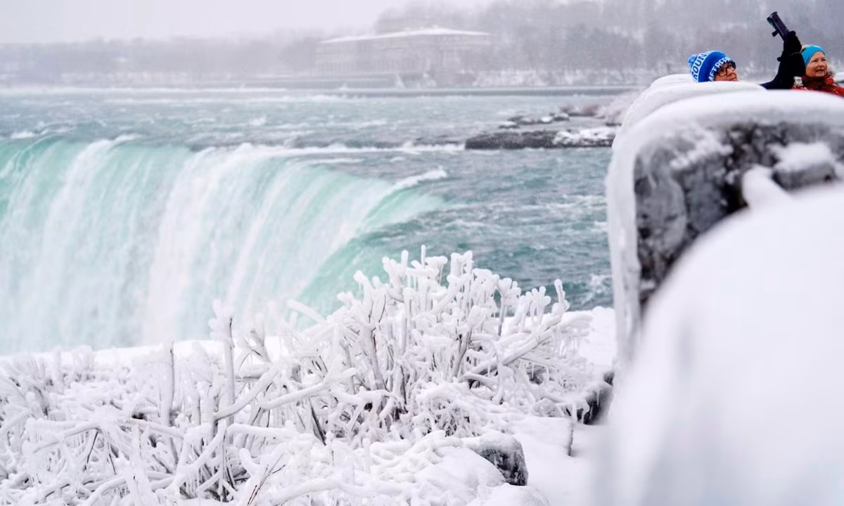 2. Du khách bị cá bay rơi trúng tại Niagara: một trong những điều nguy hiểm khi đến gần thác nước nay là va phải cá bay. (Nguồn: elle.fr)