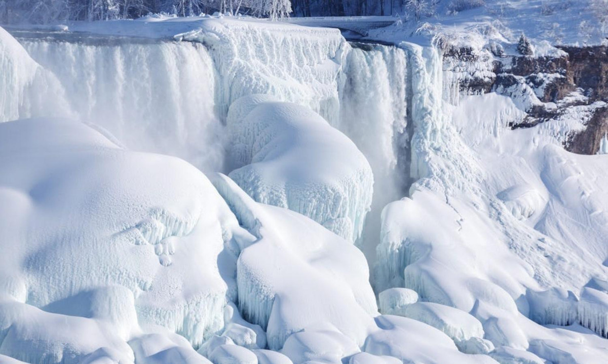 Các nhà khoa học lý giải rằng, sở dĩ mọi người có được cảm giác đó là do chuyển động của nước, cụ thể là sự bắn tung tóe phát ra các ion âm vào không khí. (Nguồn: Redsvn.net)