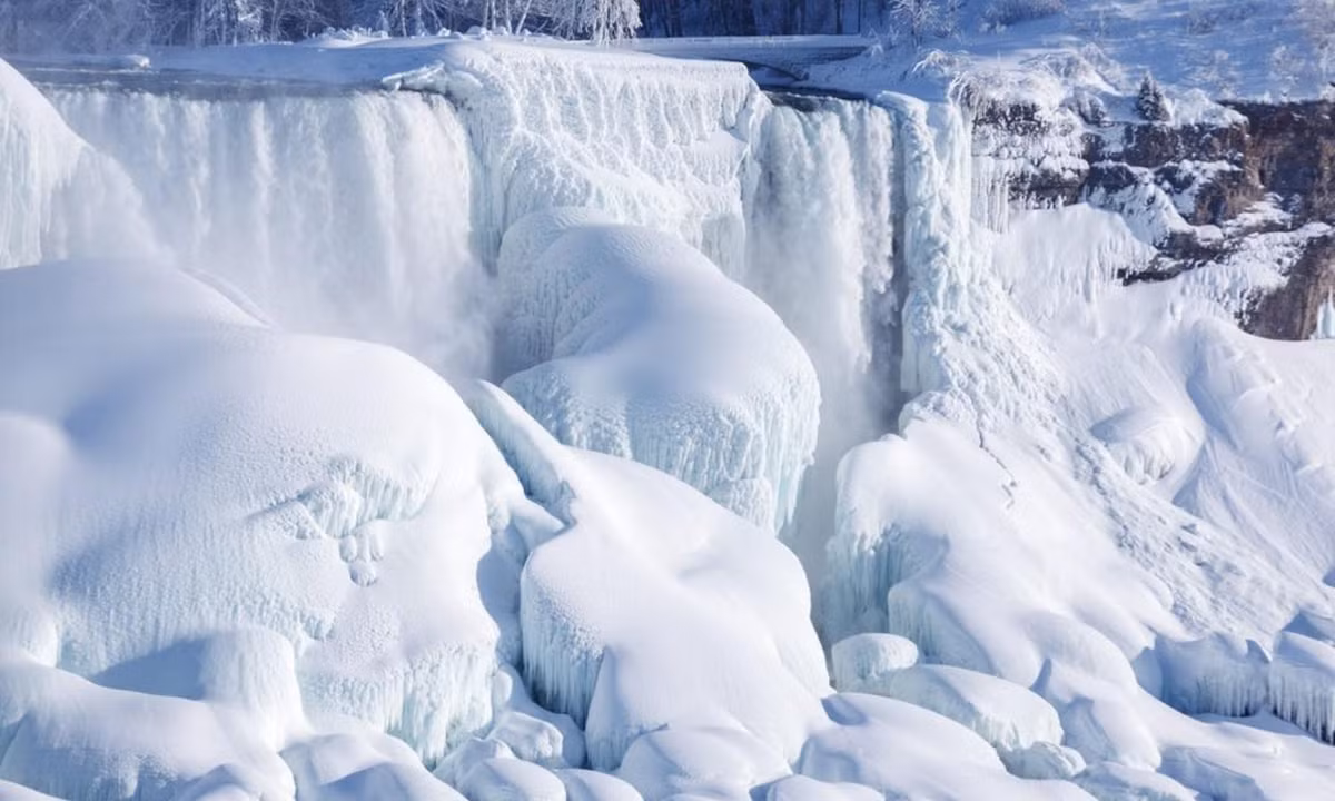 Các nhà khoa học lý giải rằng, sở dĩ mọi người có được cảm giác đó là do chuyển động của nước, cụ thể là sự bắn tung tóe phát ra các ion âm vào không khí. (Nguồn: Redsvn.net)
