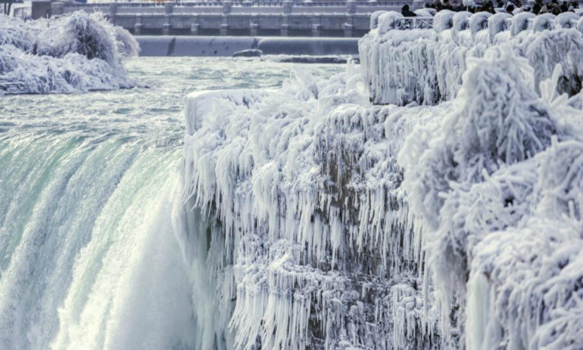 Điều đáng kinh ngạc hơn nữa chúng chảy với toàn bộ sức mạnh của mình, tạo nên cảnh tượng rất hùng vĩ. (Nguồn: VnExpress)