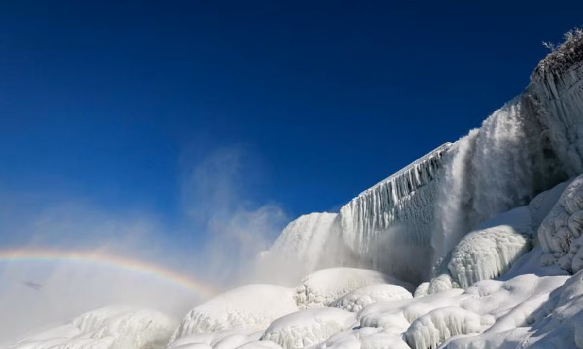 Khoảng 90% các loài cá sẽ rơi xuống thác, nhưng có một số loài khác cuối cùng lại văng ra ngoài, rơi trúng vào du khách. Điều này khiến cho nơi đây trở thành một địa điểm thú vị hơn bao giờ hết. (Nguồn: baotintuc.vn)