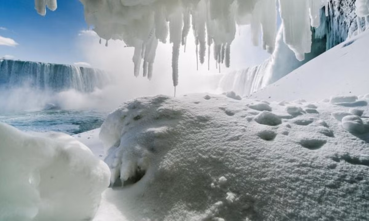 3. Từng có người sống sót khi mạo hiểm rơi xuống từ đỉnh thác: Annie Edison Taylor đã “dám” đi xuống thác nước trong một cái thùng. (Nguồn: 24H)