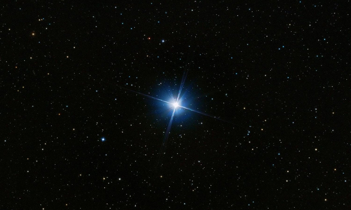 Ngôi sao có tốc độ tự quay chóng mặt, chỉ mất vỏn vẹn 12,5 giờ để hoàn thành 1 chu kỳ tự qua. Chính điều này đã làm cho Vega trở nên méo mó, dẫn tới sự thay đổi nhiệt độ trên quang quyển đạt cực đại ở các cực. Nguồn: Reddit.