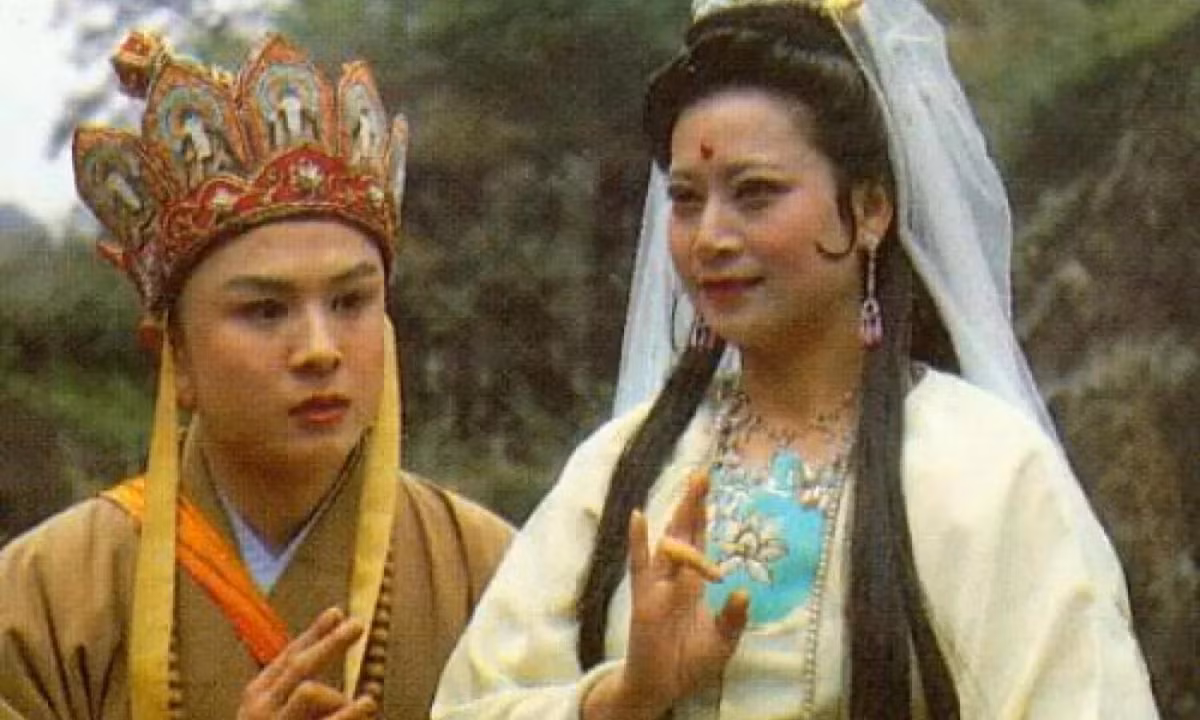 Vậy nội dung lời chú là gì? Những gì sách vở ghi chép lại câu đó chỉ gồm 6 chữ: "唵（weng，嘛（mā，呢（nī，叭（bēi，咪（mēi，吽（ hōng)". 