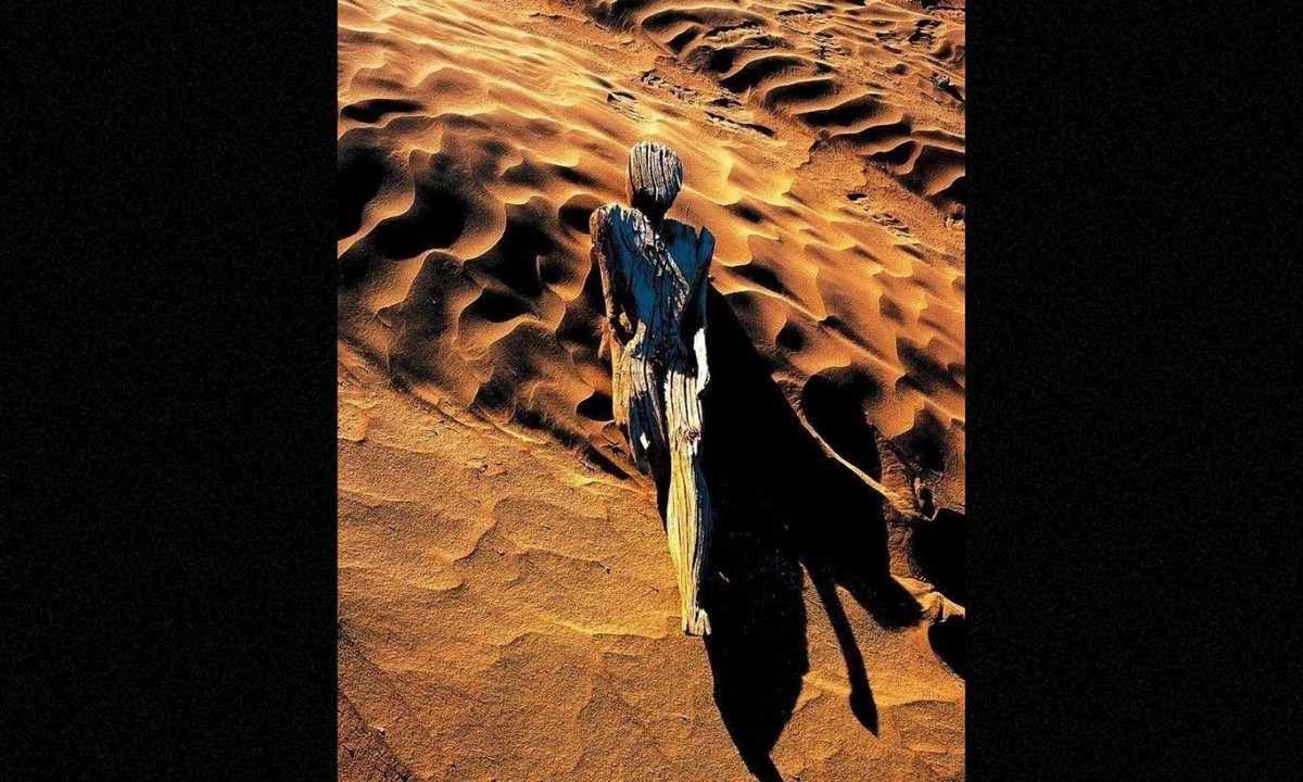 Theo những thư tịch cổ, cư dân đời đầu của Lop Nur du nhập hạt kê từ phương Đông và lúa mì từ phương Tây. Họ canh tác trên các ốc đảo. Thời ấy, họ cũng đã hình thành tín ngưỡng của riêng mình. Và nhờ có loài cây dương, họ đã có nguyên liệu thô để tạc tượng phục vụ cho đời sống tâm linh của mình.