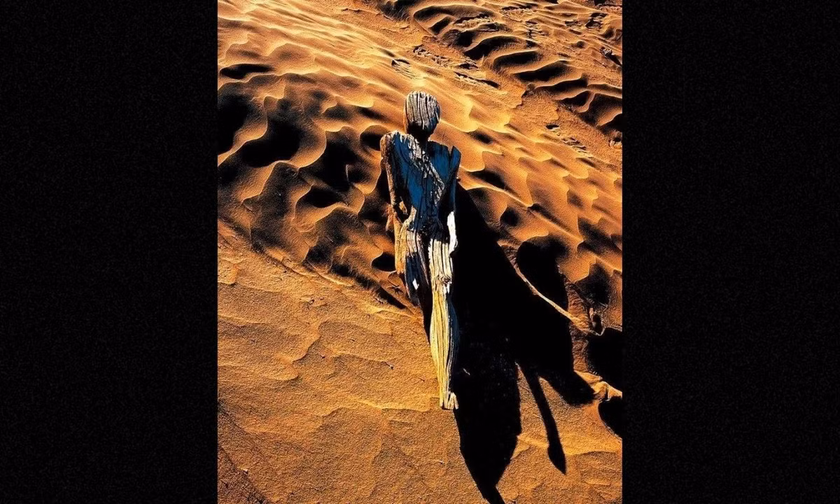 Theo những thư tịch cổ, cư dân đời đầu của Lop Nur du nhập hạt kê từ phương Đông và lúa mì từ phương Tây. Họ canh tác trên các ốc đảo. Thời ấy, họ cũng đã hình thành tín ngưỡng của riêng mình. Và nhờ có loài cây dương, họ đã có nguyên liệu thô để tạc tượng phục vụ cho đời sống tâm linh của mình.