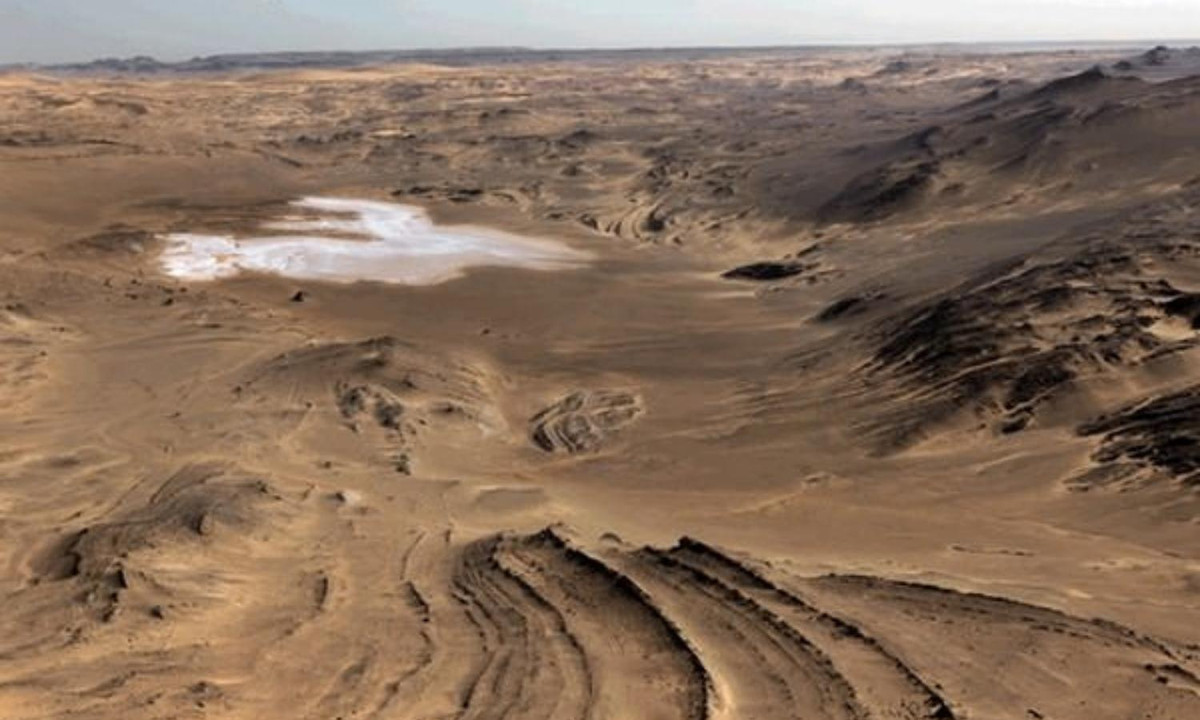 "Con đường tơ lụa" cổ đại chôn vùi không biết bao nhiêu hồn ma, xác quỷ, thi thể khô khốc vương vãi khắp nơi. Những truyền thuyết cứ thế đắp lên những ụ huyền bí, ma mị về vùng "biển Chết" này. Ở Lop Nur, mọi chuyện khó tin đều có thể xảy ra. (Nguồn: OrangeSmile.com)