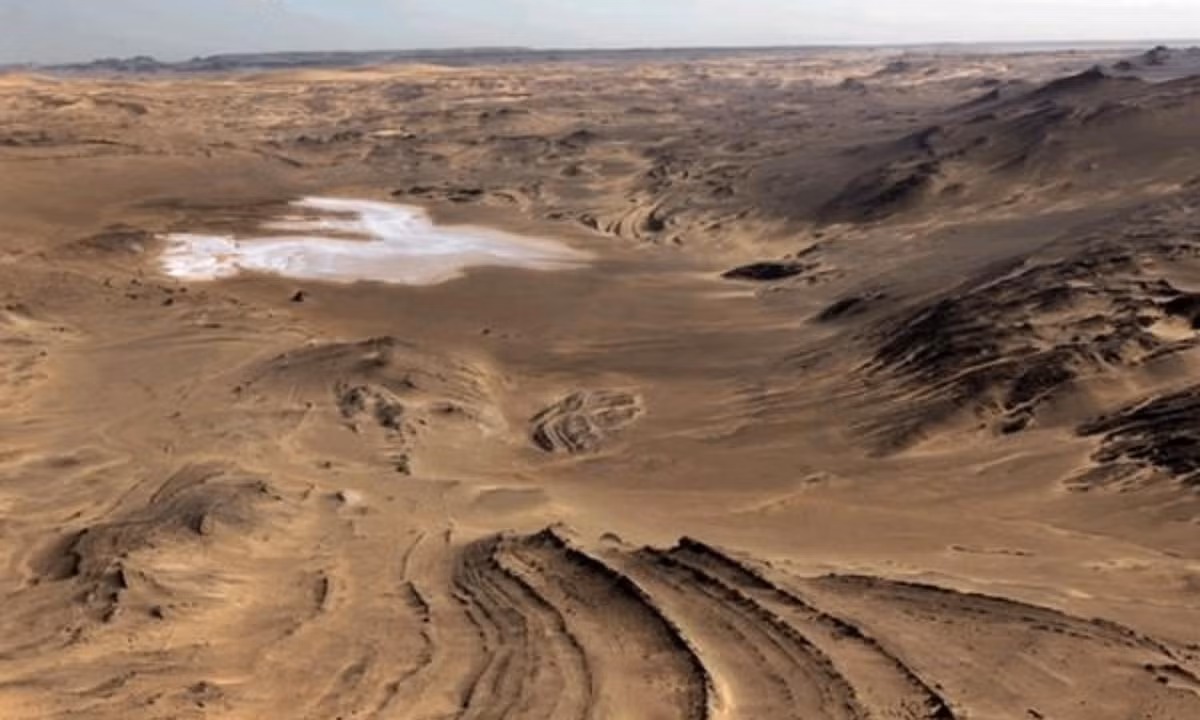 "Con đường tơ lụa" cổ đại chôn vùi không biết bao nhiêu hồn ma, xác quỷ, thi thể khô khốc vương vãi khắp nơi. Những truyền thuyết cứ thế đắp lên những ụ huyền bí, ma mị về vùng "biển Chết" này. Ở Lop Nur, mọi chuyện khó tin đều có thể xảy ra. (Nguồn: OrangeSmile.com)