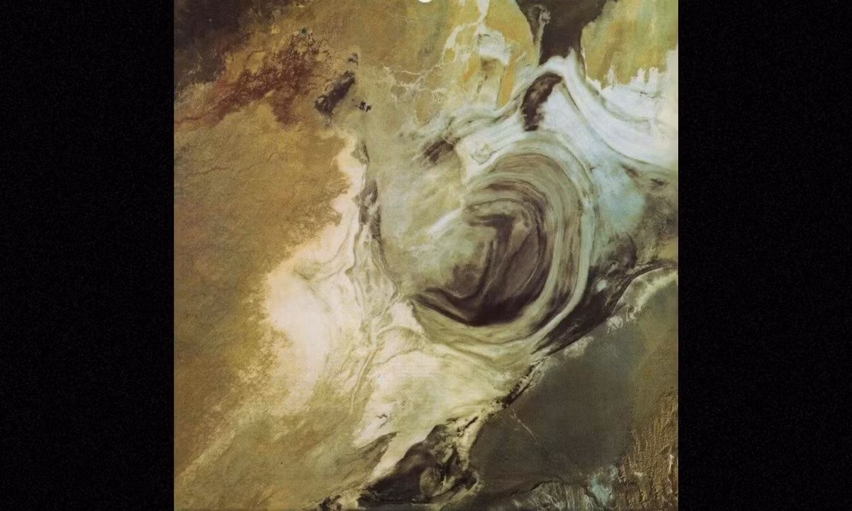 Năm 1972, vệ tinh Landsat 1 được phóng. Nó quét qua bề mặt Trái Đất. Vào thời điểm ấy, "một cái tai người" cực lớn lộ diện trước truyền thông khiến nhiều người ngỡ ngàng, có chiều dài khoảng 60km và rộng khoảng 30km.