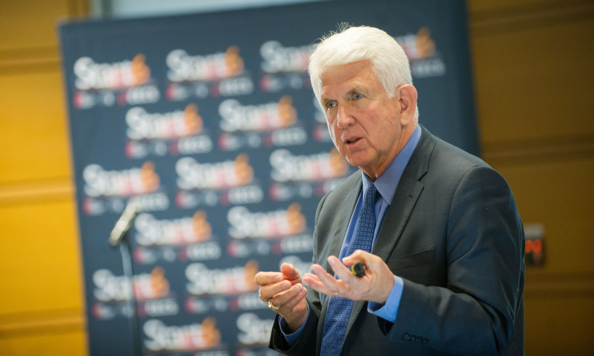 7. Internet sẽ “sụp đổ”: dự báo của Robert Metcalfe năm 1995. Ông là kỹ sư điện tử và nổi tiếng với tư cách là người đồng sáng chế ra công nghệ mạng Ethernet, và là người phát minh ra định luật Metcalfe. Ông cũng là giám đốc sáng tạo tại Đại học Texas, Austin. (Nguồn: news.mit.edu)