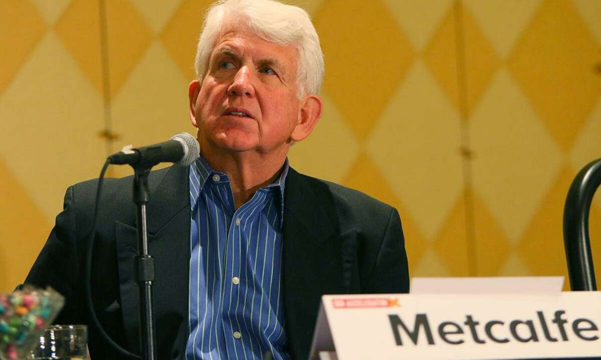 Năm 1995, ông dự đoán rằng mạng Internet sẽ sụp đổ do các lỗi nghiêm trọng và hứa sẽ ăn những tờ giấy viết lời hứa đó nếu mình đoán sai. Những dự đoán ông thực sự đã sai. Tại hội nghị quốc tế WWW lần thứ 6, trong bài phát biểu của mình, ông đã cho phần bài báo viết về sự sụp đổ của Internet vào máy xay sinh tố rồi uống nó để chứng minh mình không nuốt lời hứa.