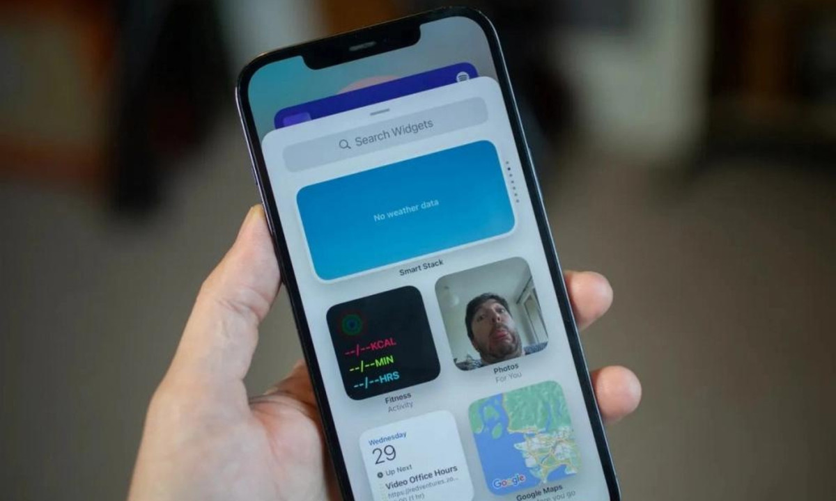 Steve Ballmer đã trả lời phỏng vấn với tờ USA Today rằng “không có cơ hội nào cho iPhone” và ông cho rằng mức giá quá cao 499 USD sẽ làm cho iPhone thất bại. Tuy nhiên đến nay, iPhone đã phát triển không ngừng và chiếm tới 42% thị phần điện thoại thông minh ở Mỹ, 13,1% thị phần smartphone trên toàn thế giới. (Nguồn: internet) 