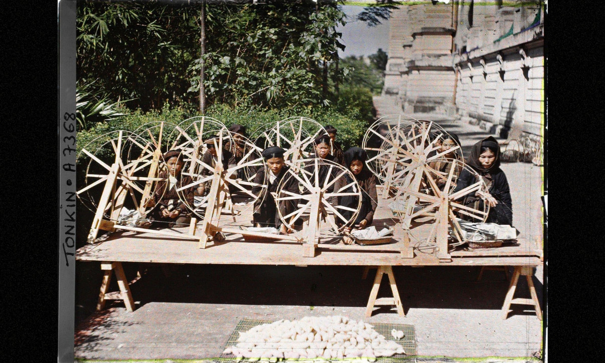 Những người phụ nữ quay bông gạo. (Nguồn: Léon Busy)