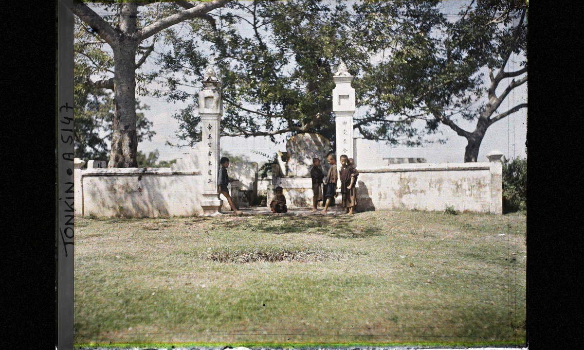 Đám trẻ con đứng trước cổng một khu lăng mộ. (Nguồn: Léon Busy)
