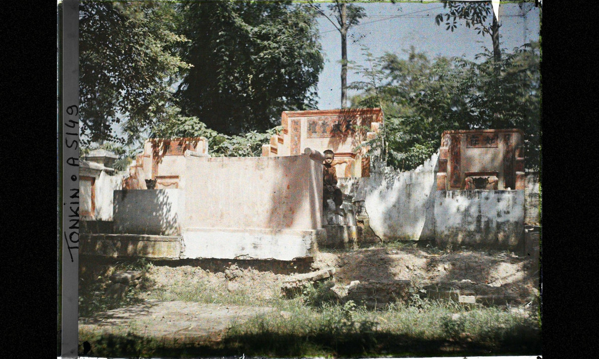 Cậu bé ngồi thơ thẩn ở khu lăng mộ bề thế. (Nguồn: Léon Busy)