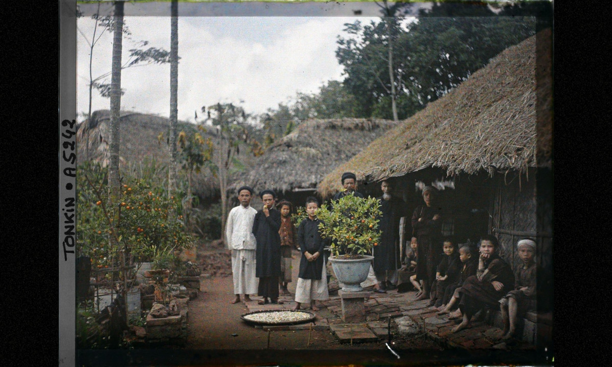 Một nhóm dân làng ở sân trong của một ngôi nhà khu vực ngoại thành Hà Nội. (Nguồn: Léon Busy)