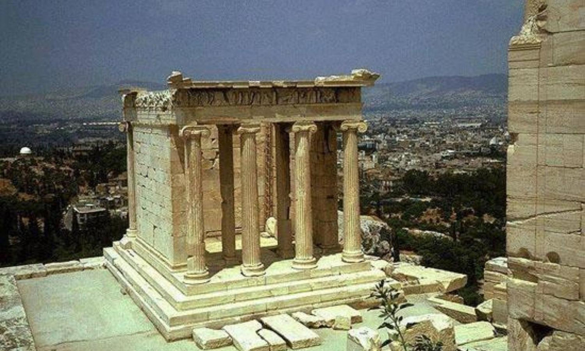 Theo tương truyền, Athena Nike là con gái thần Zeus, là vị thần biểu trưng cho sự chiến thắng và khôn ngoan. Vậy nên, ngôi đền còn được biết dưới cái tên “Nữ thần chiến thắng không có cánh”. (Nguồn: Kenh 14) 