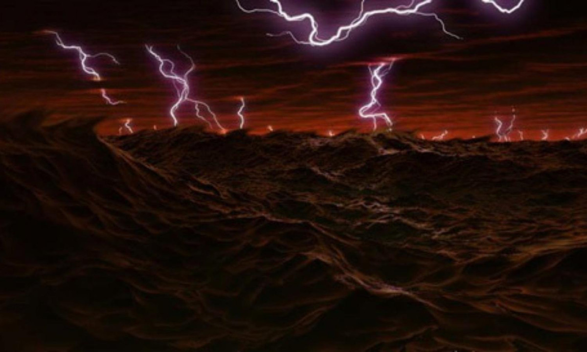 7. Jupiter – Mộc tinh: bề dày bầu khí quyển của mộc tinh gấp đôi chiều rộng của Trái đất. Nơi đây có những cơn gió cường độ 400mph và những “mê lộ sấm chớp’’ có cường độ gấp 100 lần trên Trái đất. Ẩn bên dưới bầu không khí đáng sợ và tối này là 25.000 dặm biển sâu chứa đầy hydro kim loại lỏng. (Nguồn: kenh 14.vn)