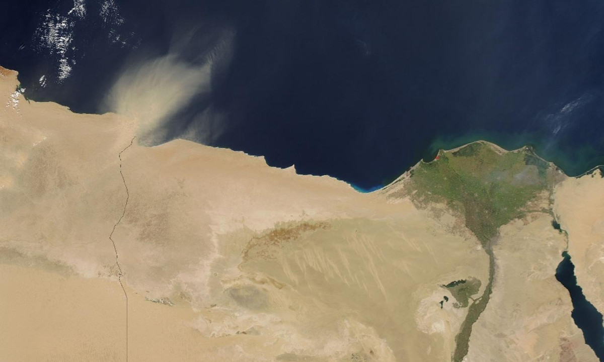 7. Vùng trũng Bodele: gió thổi qua Đại Tây Dương đem bụi đất từ vùng trũng Bodele, một sa mạc ở Cộng hòa Chad, tới Amazon khiến khu rừng trở nên màu mỡ. Nếu không có sa mạc này, Amazon không tồn tại.