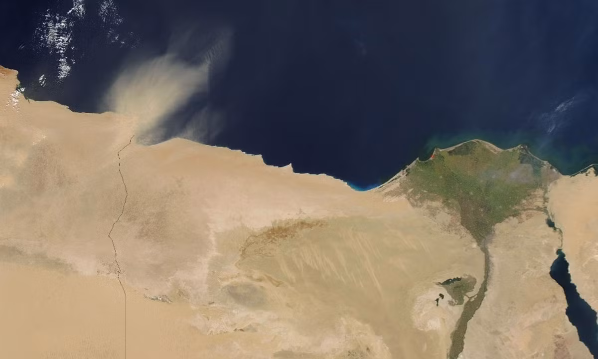 7. Vùng trũng Bodele: gió thổi qua Đại Tây Dương đem bụi đất từ vùng trũng Bodele, một sa mạc ở Cộng hòa Chad, tới Amazon khiến khu rừng trở nên màu mỡ. Nếu không có sa mạc này, Amazon không tồn tại.