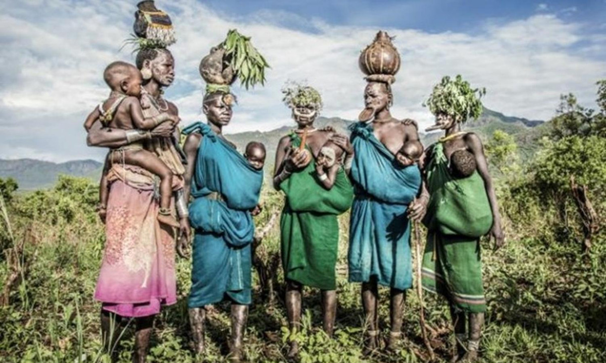 Bộ lạc này biết chăn nuôi gia súc. Khi các bác sĩ người Nga đến tiếp xúc với bộ lạc này vào thập niên 1980, những người trong bộ lạc nghĩ rằng nhóm bác sĩ là xác sống do màu da khác biệt. (Nguồn: PLO)