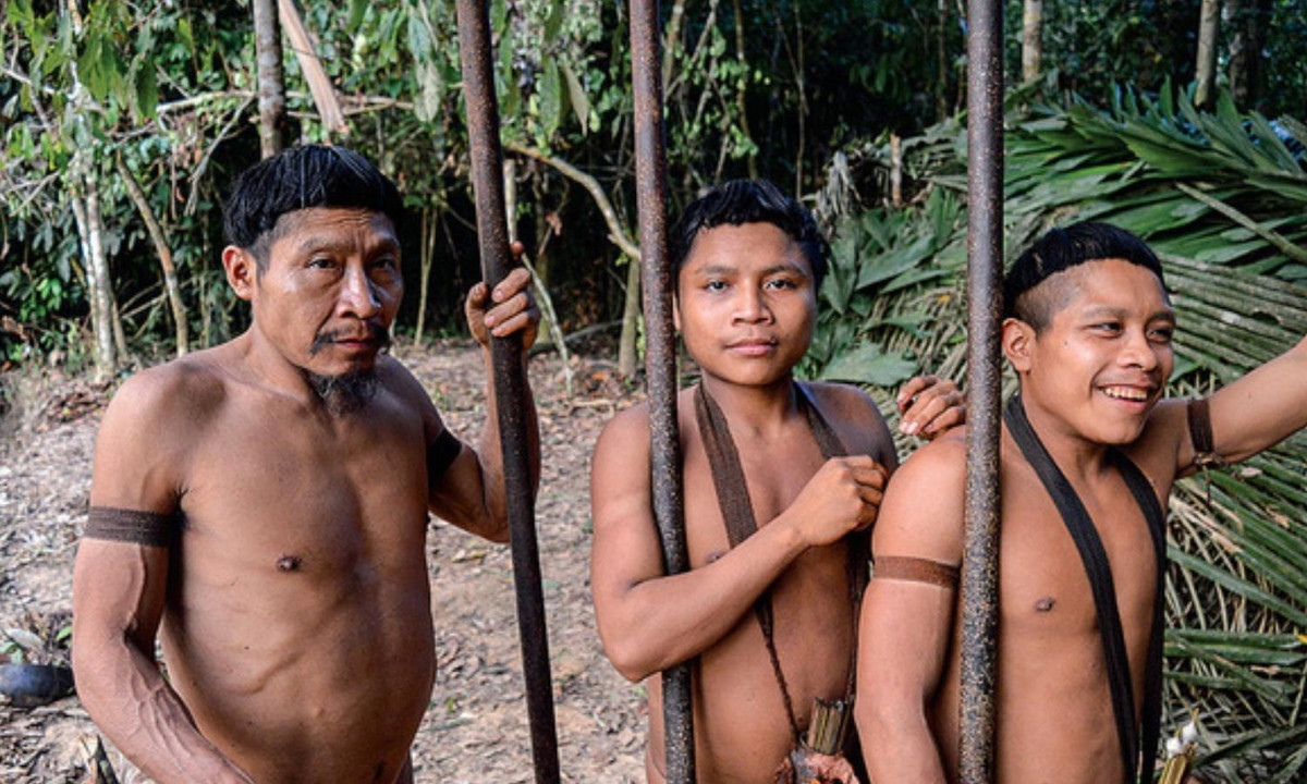 6. Bộ lạc Korubo: bộ lạc này có khoảng 150 thành viên, sống ở lưu vực phía tây Amazon của Brazil. Người Korubo được gọi là "caceteiros", nghĩa là "những người đàn ông của gậy gộc", do họ dùng những cây gậy lớn để tự vệ. (Nguồn: Pinterest)