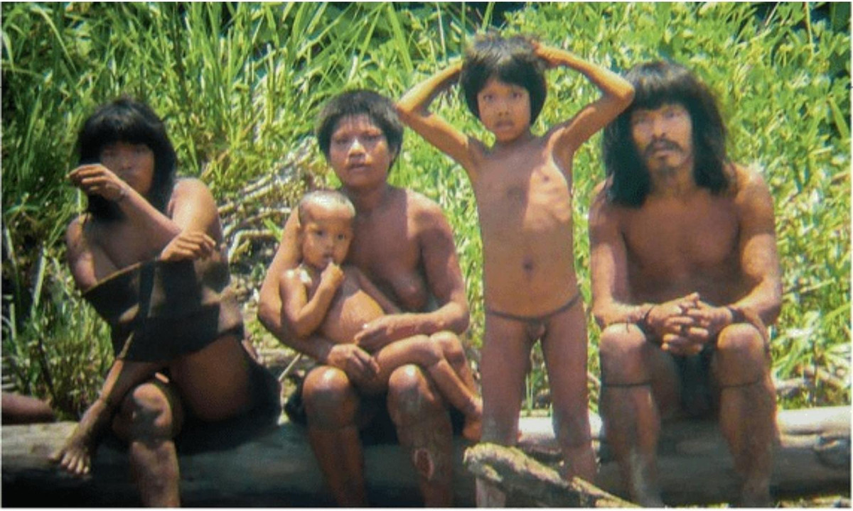 Năm 2015, chính phủ Peru đã thực hiện những nỗ lực đầu tiên nhằm tiếp xúc với bộ lạc Mashco-Piro. Họ tin rằng bộ lạc này đang muốn tiếp xúc với con người hiện đại, do các thổ dân được thấy xuất hiện ở khu vực bìa rừng thường xuyên. (Nguồn: Pulitzer Center)