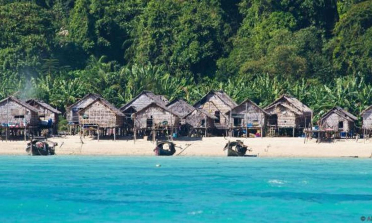 Mặc dù chính phủ Thái Lan và Myanmar muốn bộ lạc này hòa nhập xã hội hiện đại, hầu hết thành viên bộ lạc đều từ chối. Họ được xem là một trong những bộ tộc sống tách biệt nhất thế giới vì ít khi xuất hiện trên đất liền. (Nguồn: Dân Việt)