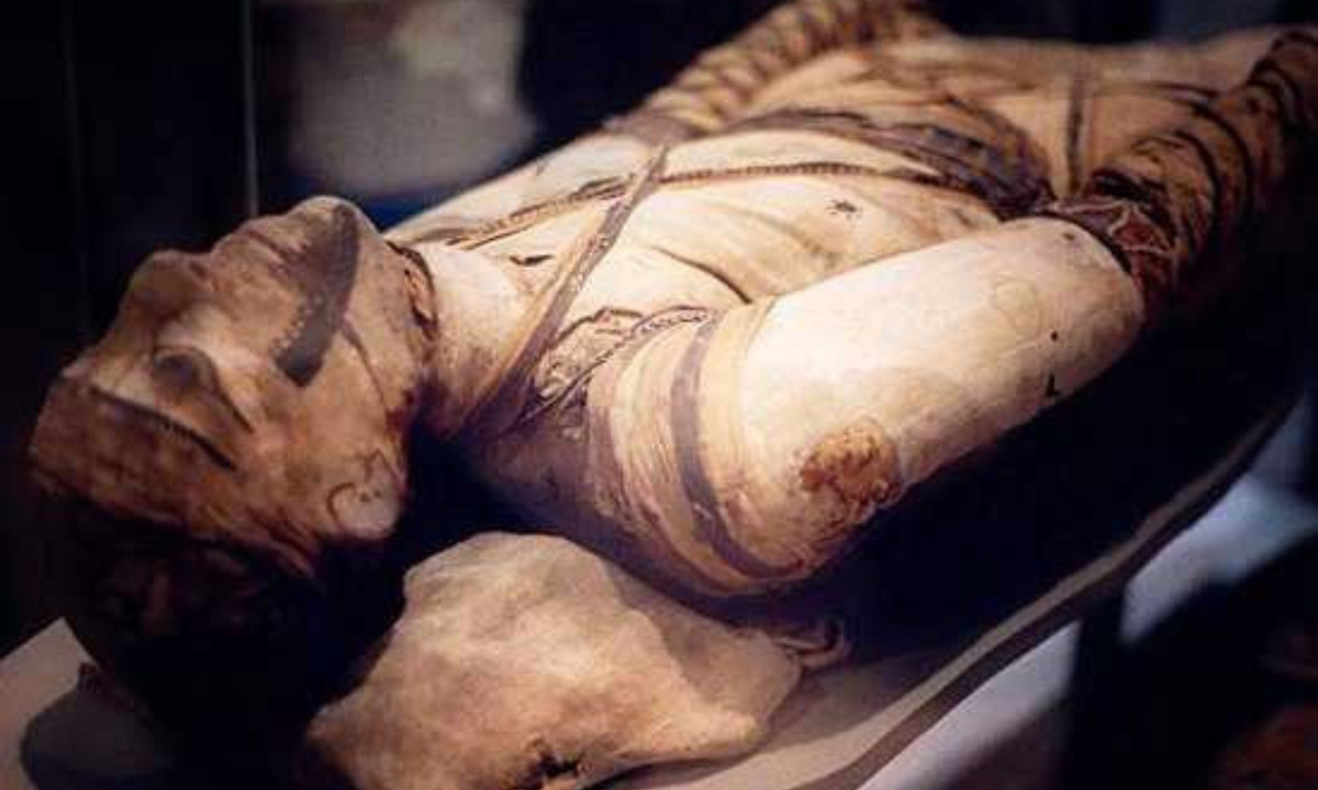 2. Bị ám ảnh bởi cái chết: tìm hiểu về Ai Cập cổ đại với các kim tự tháp, xác ướp và các vị thần, thật dễ dàng để đi đến kết luận họ bị ám ảnh bởi cái chết. Cách thức mà người Ai Cập mai táng thực sự là một cách để tôn vinh cuộc sống. Ví dụ, những hoạ tiết minh họa bên trong các ngôi mộ là buổi lễ thờ cúng nông nghiệp, săn bắn và câu cá. (Nguồn: KhoaHoc.tv)