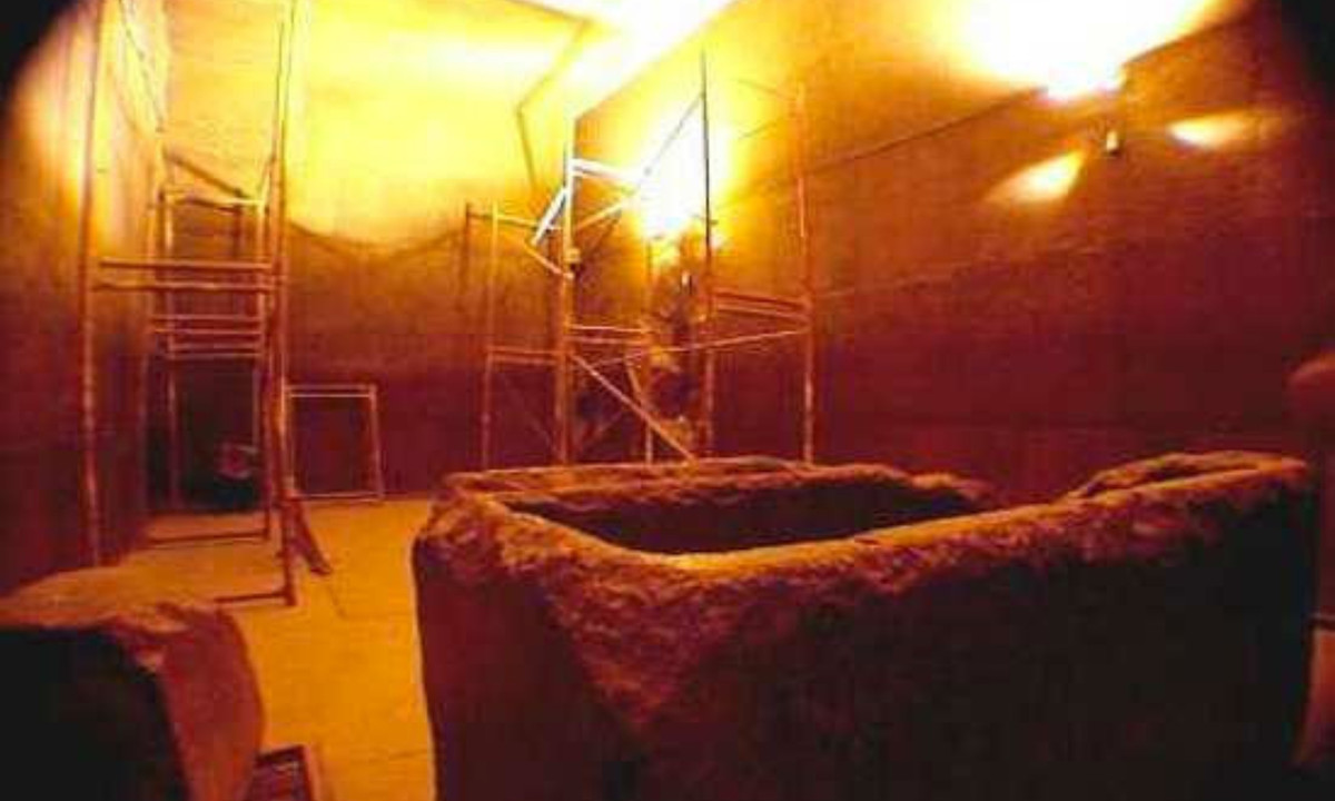 Giả thiết này đã bị phá vỡ khi chữ tượng hình đã được tìm thấy đằng sau một cánh cửa bí mật trong các Kim Tự Tháp một vài tháng trước đây. (Nguồn: KhoaHoc.tv)