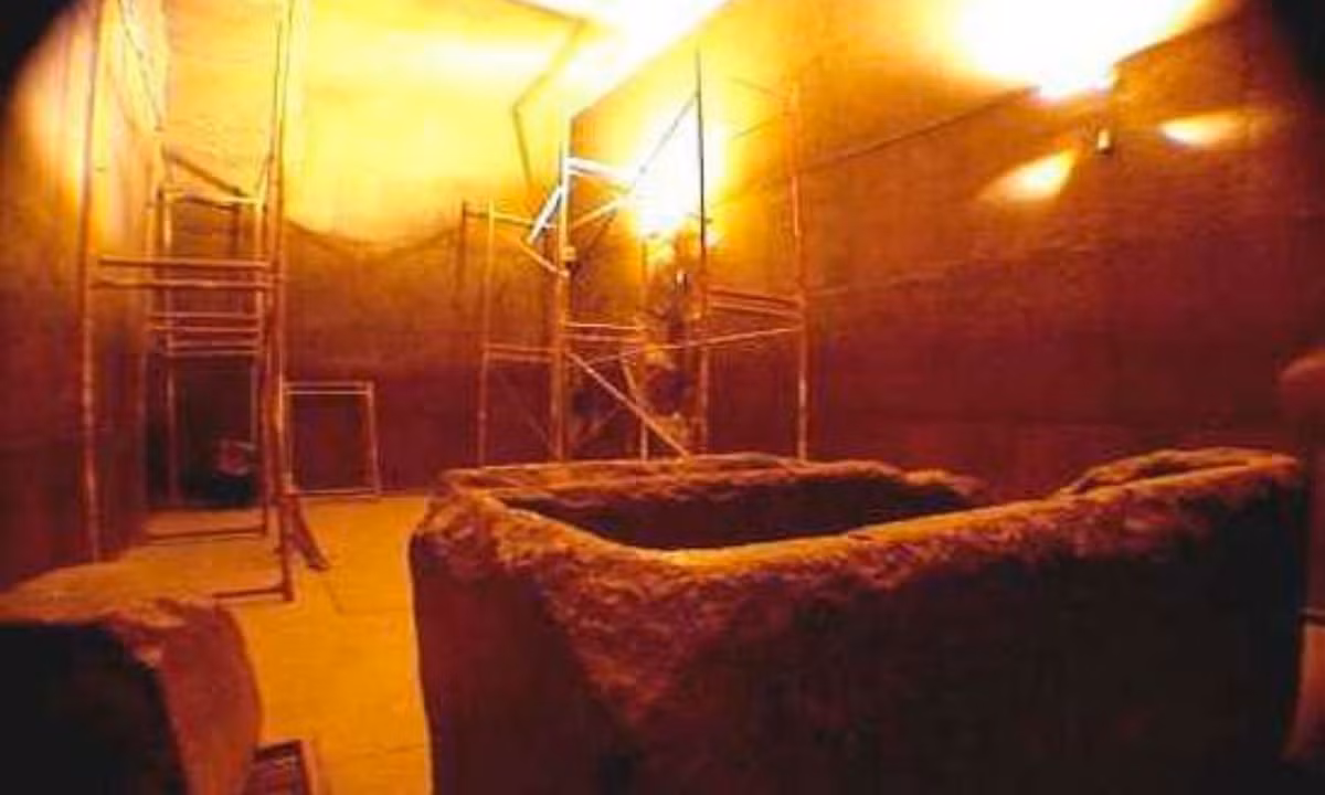 Giả thiết này đã bị phá vỡ khi chữ tượng hình đã được tìm thấy đằng sau một cánh cửa bí mật trong các Kim Tự Tháp một vài tháng trước đây. (Nguồn: KhoaHoc.tv)