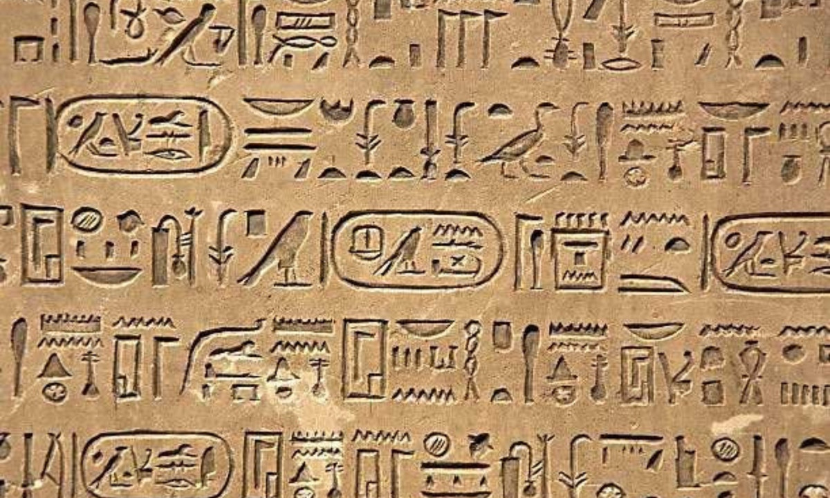 Một huyền thoại khác cho rằng chữ tượng hình là một ngôn ngữ của lời nguyền và những câu thần chú kỳ diệu. Trong thực tế, hầu hết các chữ tượng hình đều được sử dụng cho các bản chữ khắc hoặc miêu tả lịch sử. (Nguồn: Reviewedu)