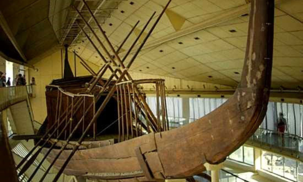 Ví dụ, một "thuyền năng lượng mặt trời" hiện đang được chiết xuất từ các kim tự tháp. Tàu năng lượng mặt trời này được cho rằng, sẽ cho phép thi thể của các Pharaoh hỗ trợ thần mặt trời Ra trong trận chiến với Apep, con quỷ của bóng tối vĩnh cửu. (Nguồn: KhoaHoc.tv)