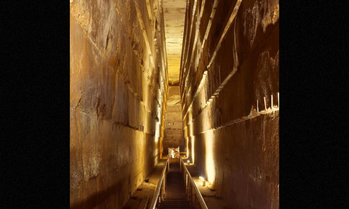 4. Cách trang trí trong kim tự tháp: chữ tượng hình chiếm một phần lớn trong nội thất của nhiều ngôi mộ cổ và cung điện của Ai Cập. Nhưng trái với huyền thoại, các kim tự tháp hầu như không được trang trí. Cho đến gần đây các kim tự tháp tại Giza được cho là hoàn toàn trần bên trong.